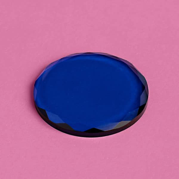 rundförmiges dunkelblau gefärbtes Glas zur Verteilung von Wimpernkleber