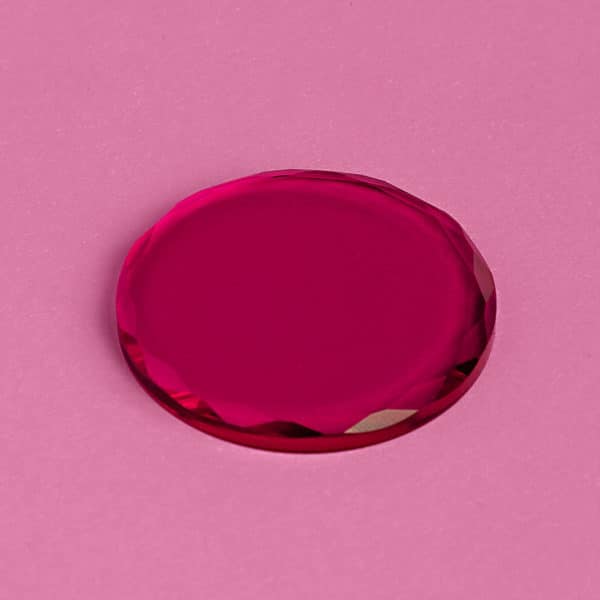 Kreisförmiger geschliffener pinkfarbener Kristall