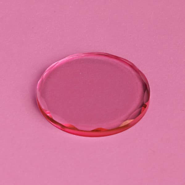 Nahaufnahme des Wimpernkleberunterlagekristalls in der Farbe rosa