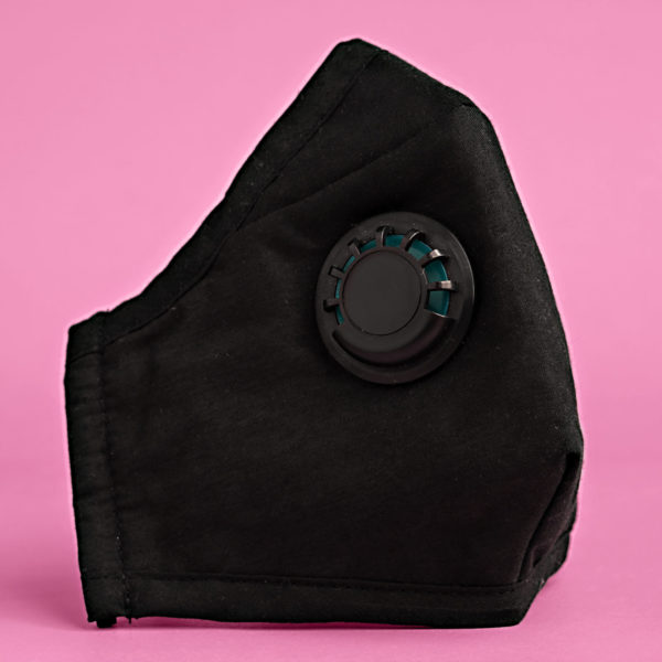 Großbild einer Stoffmaske mit integriertem Schwarzkohlefilter in schwarzer Färbung