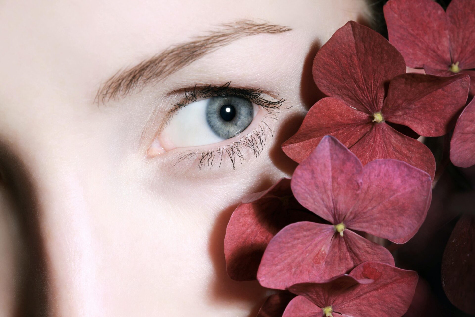 Gesicht einer Frau (mit Blumenranke)